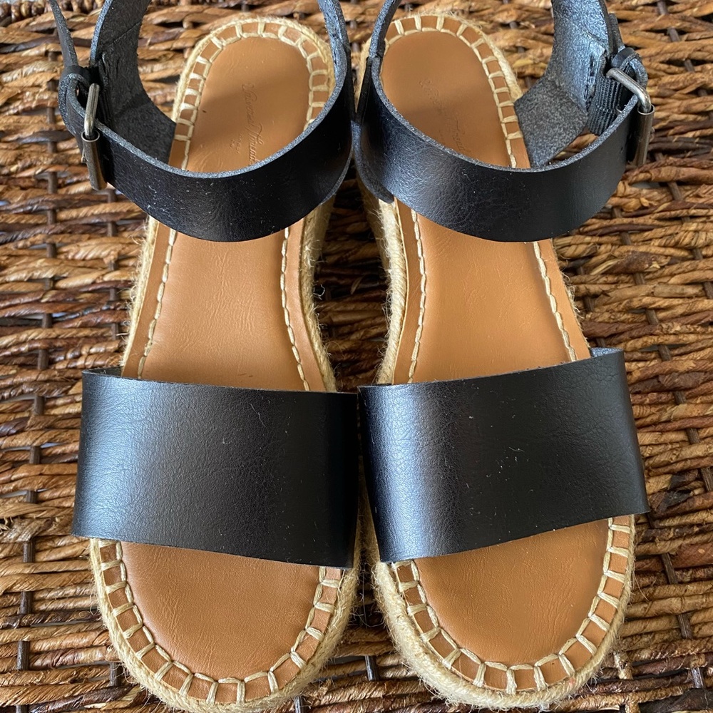 Universal thread wedge sandals